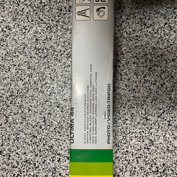 New in box Tundra ultima 44 camera video tripod - Picture 2 of 6